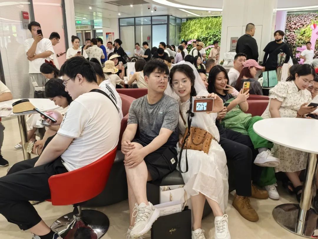 郑州2314对儿新人“520”领证！有人提前一晚搬板凳排队