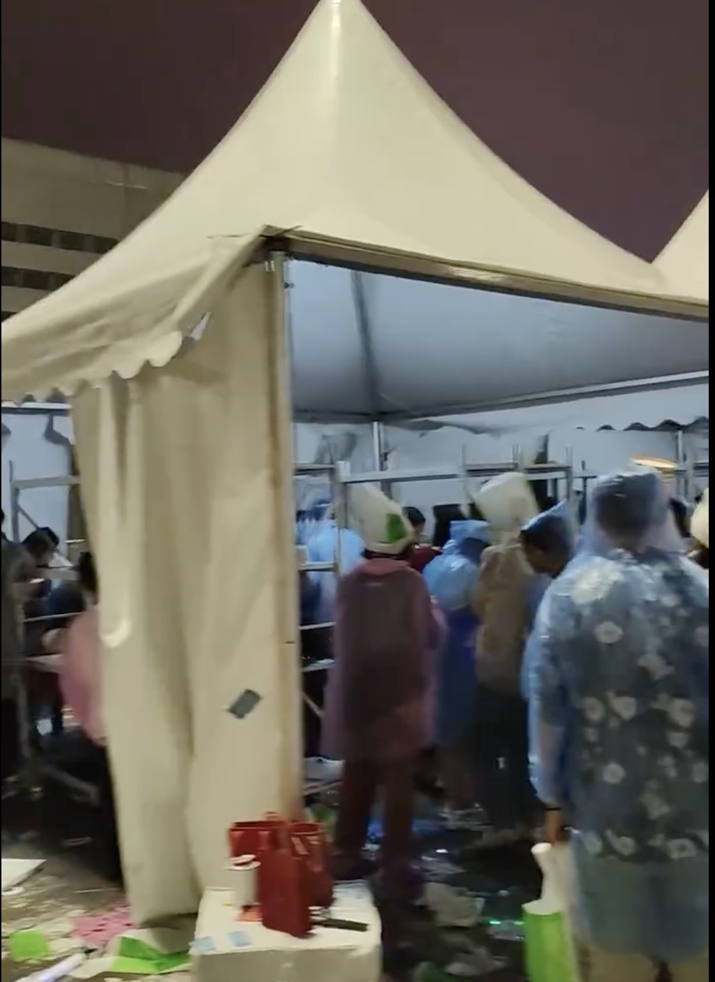 演唱会"乱成一团"，多人物品丢失？当地回应！