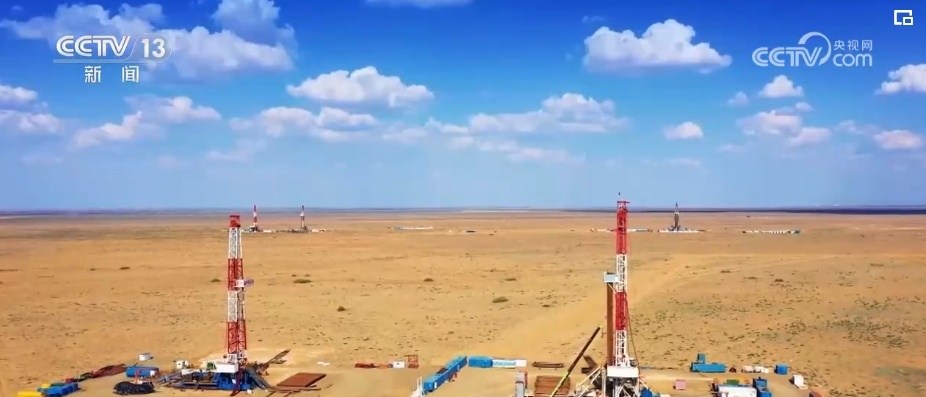 新疆实现光伏“蓝”、沙漠“黄”、生态“绿”协同发展