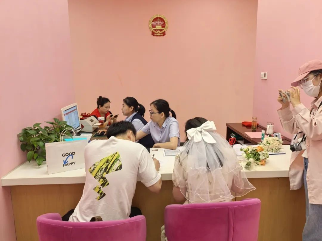 郑州2314对儿新人“520”领证！有人提前一晚搬板凳排队