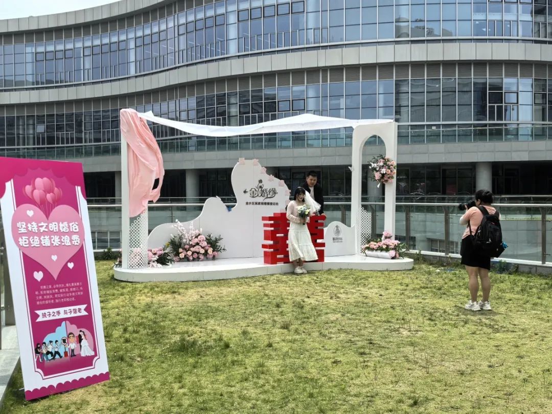 郑州2314对儿新人“520”领证！有人提前一晚搬板凳排队