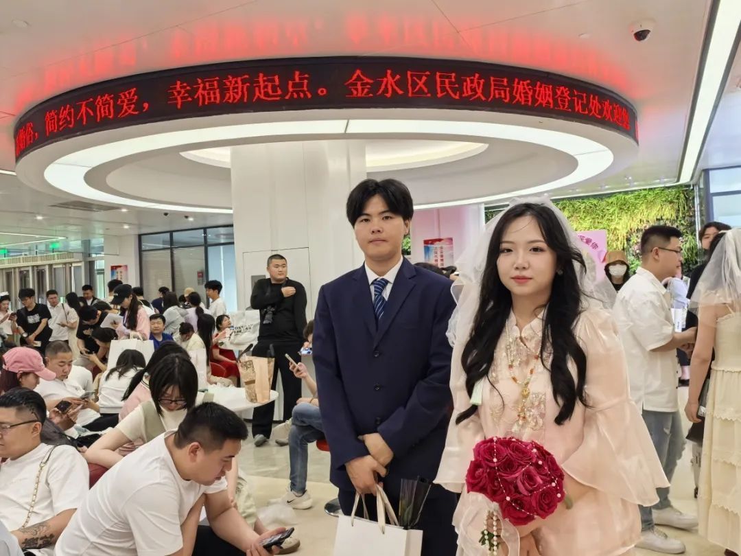 郑州2314对儿新人“520”领证！有人提前一晚搬板凳排队