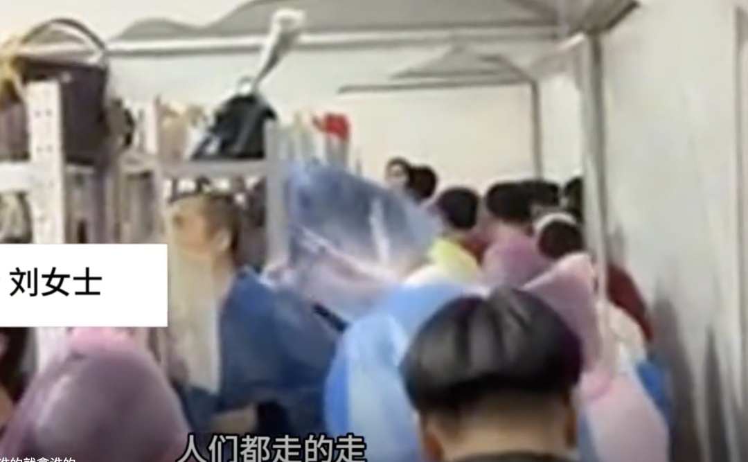 演唱会"乱成一团"，多人物品丢失？当地回应！