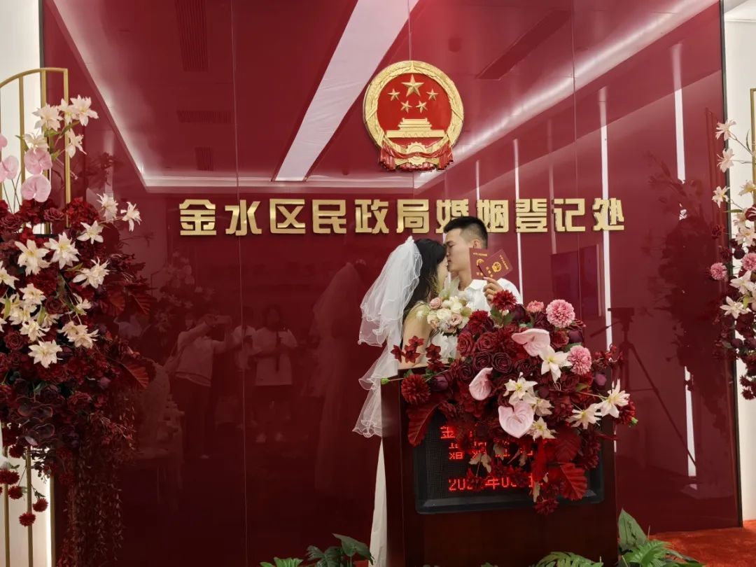 郑州2314对儿新人“520”领证！有人提前一晚搬板凳排队