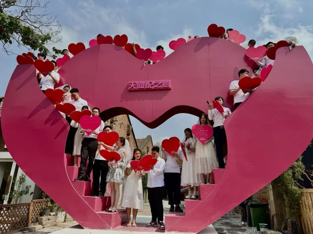 郑州2314对儿新人“520”领证！有人提前一晚搬板凳排队