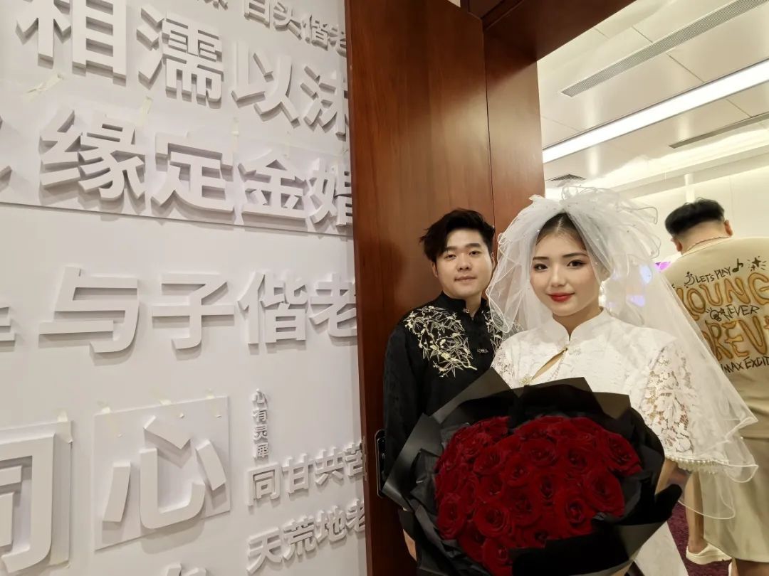 郑州2314对儿新人“520”领证！有人提前一晚搬板凳排队