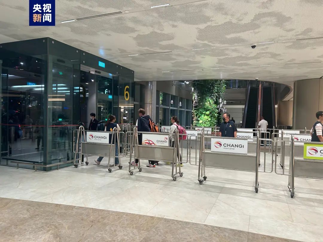 1死7重伤！新航一客机遇严重气流颠簸