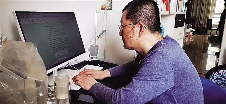 罹患帕金森的他,1年敲出20多万字的教研手记…… 罹患帕金森的他,1年敲出20多万字的教研手记……