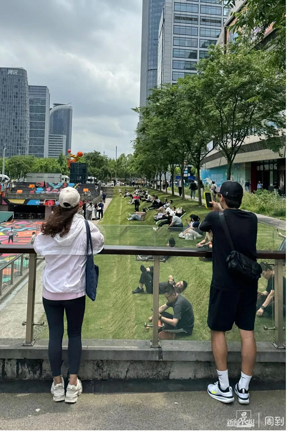 突然爆火!上海这里躺满了人,有人每天来抢位置,外地网友羡慕:魔都遥遥领先 突然爆火!上海这里躺满了人,有人每天来抢位置,外地网友羡慕:魔都遥遥领先