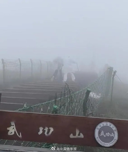 多方回应“女子武功山失温遇难”：“穿吊带”登山系谣言