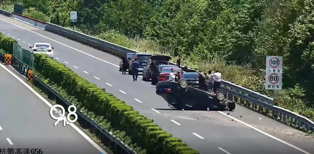 杭州高速上突然停下一排车！这一幕太震撼