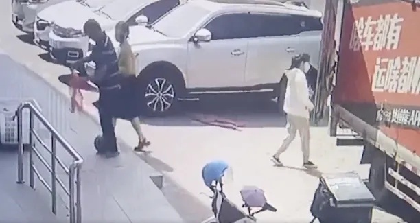 安徽警方抓获李某!然后当街帮他卖瓜…… 安徽警方抓获李某!然后当街帮他卖瓜……