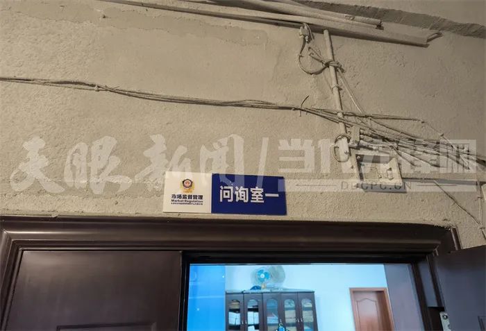 还能吃吗?男子竟往烤肉签子上喷漆! 还能吃吗?男子竟往烤肉签子上喷漆!