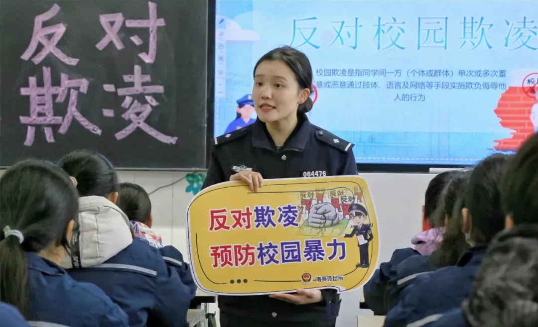 一件小事，7岁女孩用电话手表报警了