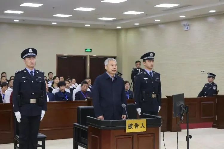 落马“老虎”告诉儿子，“要学会走捷径，要做人上人”