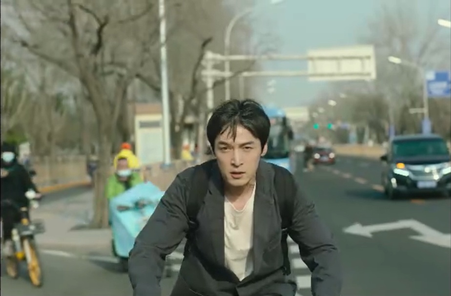 胡歌在石景山骑自行车——