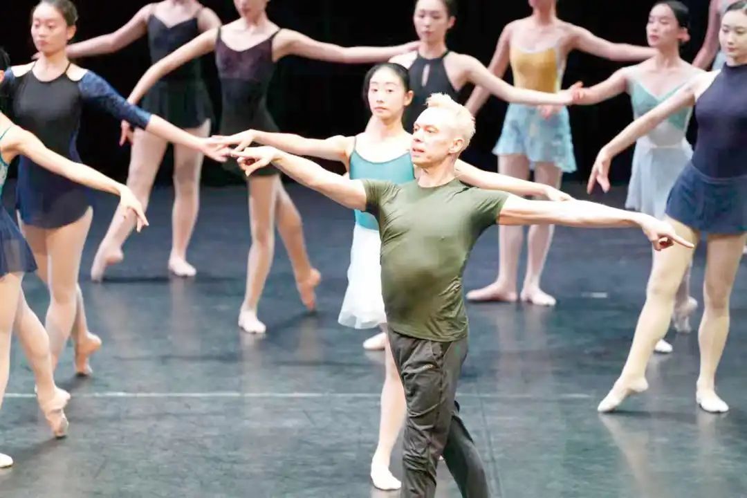 芭蕾舞系来了“马主任” 芭蕾舞系来了“马主任”