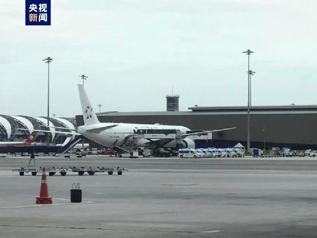 已致2死！客机遭遇严重气流颠簸，紧急迫降