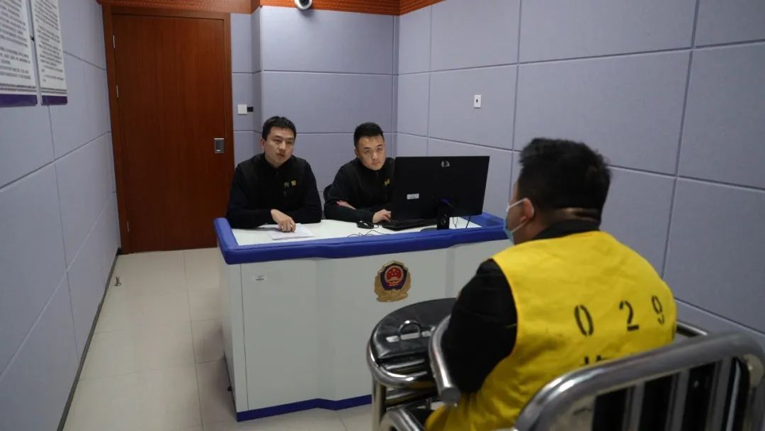 上海警方出动10余个抓捕小组!上百人被骗 太恶劣 上海警方出动10余个抓捕小组!上百人被骗 太恶劣