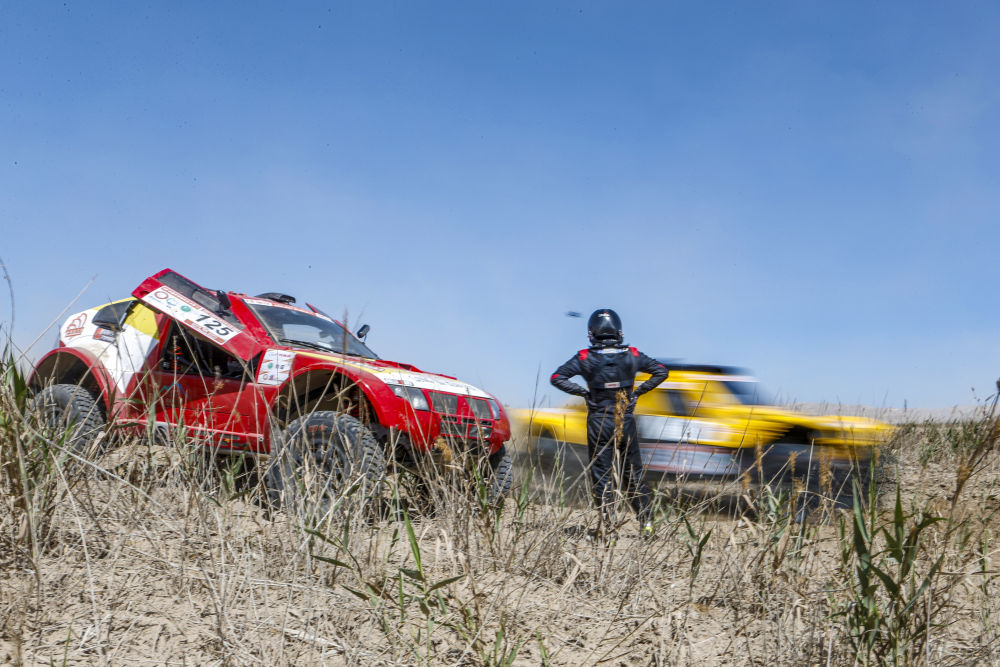 穿越高温与沙海 环塔众名将首赛段过关