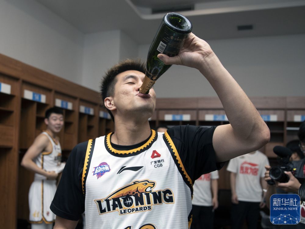 CBA｜直击更衣室：辽宁本钢庆祝夺冠