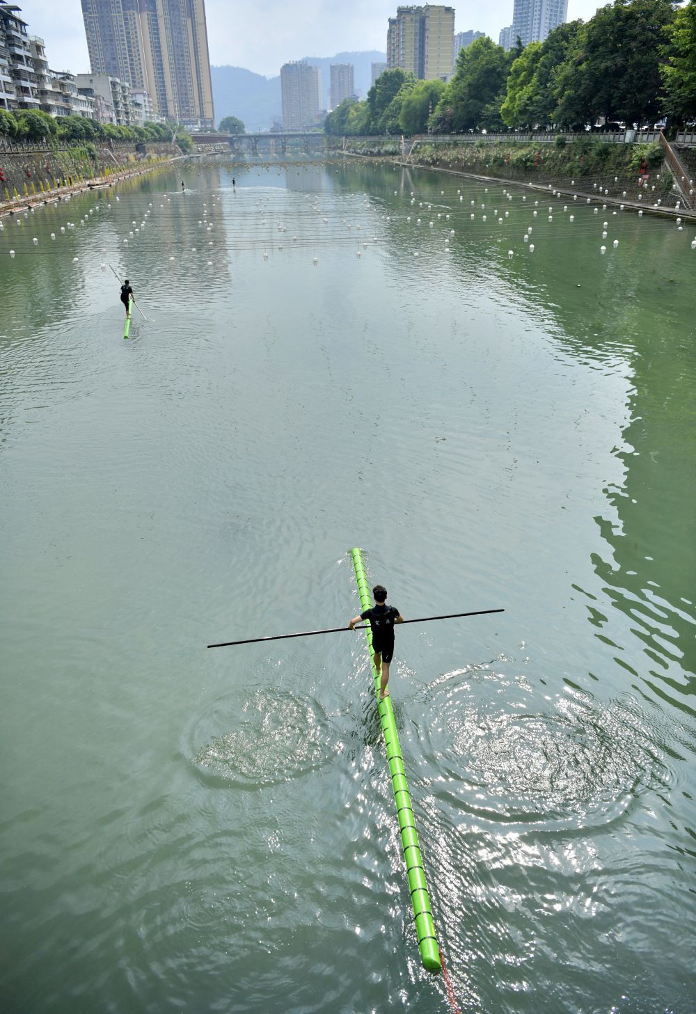 湖北恩施:“独竹漂”起舞山水间 湖北恩施:“独竹漂”起舞山水间