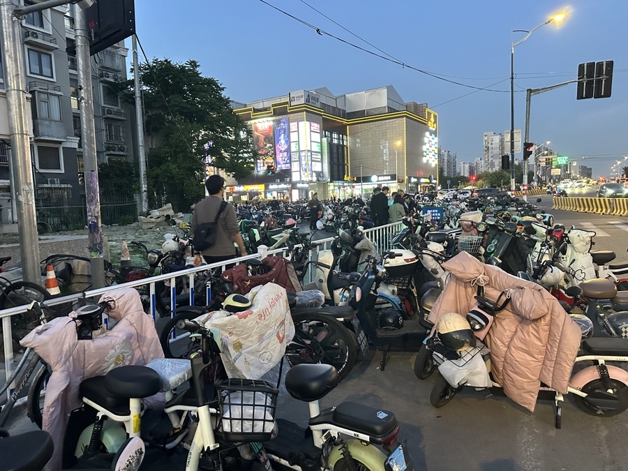 上海非机动车“围堵”地铁站和人行道，停放难题如何破解？