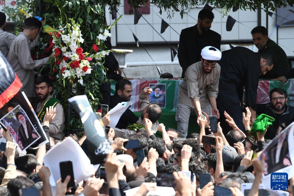 伊朗为总统莱希及其随行人员举行悼念活动