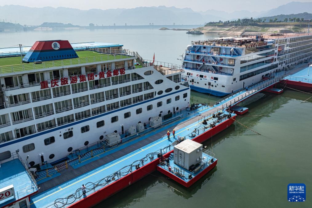 长江岸电 守护一江清水 长江岸电 守护一江清水