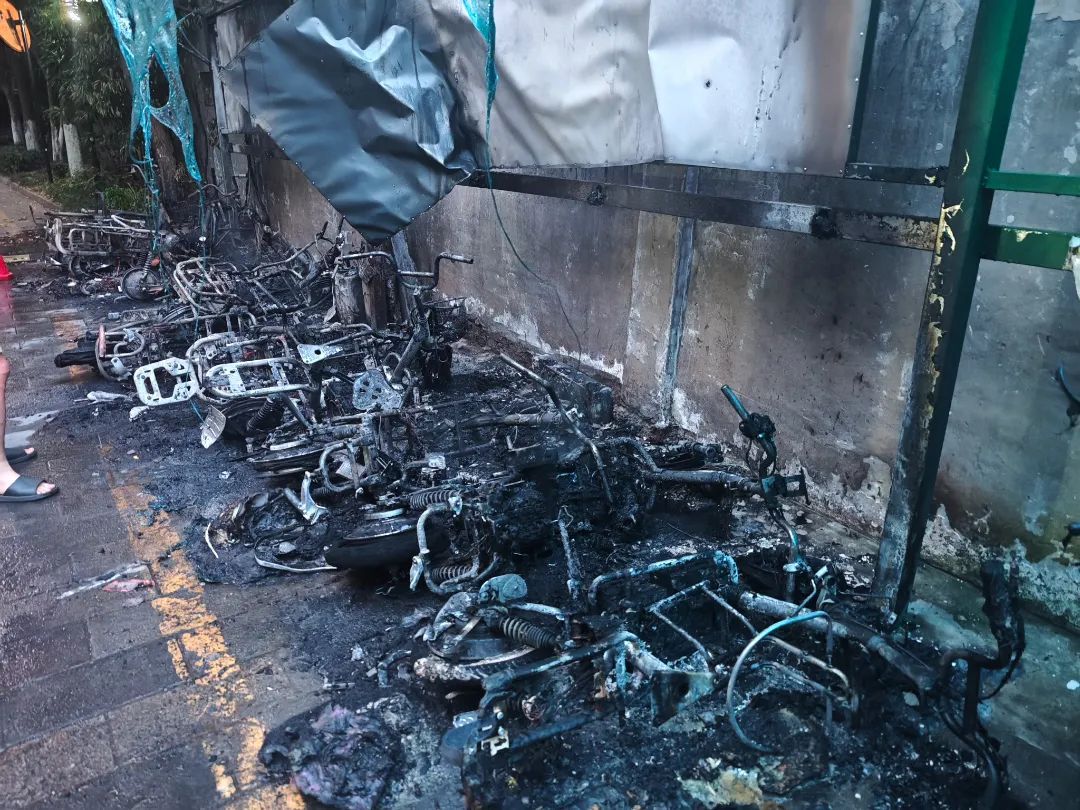 25分钟烧毁12辆!又有电动车凌晨起火爆炸 25分钟烧毁12辆!又有电动车凌晨起火爆炸