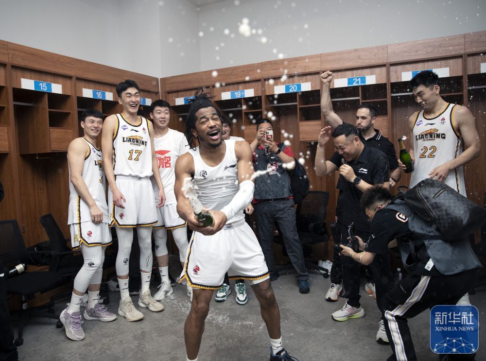 CBA｜直击更衣室：辽宁本钢庆祝夺冠