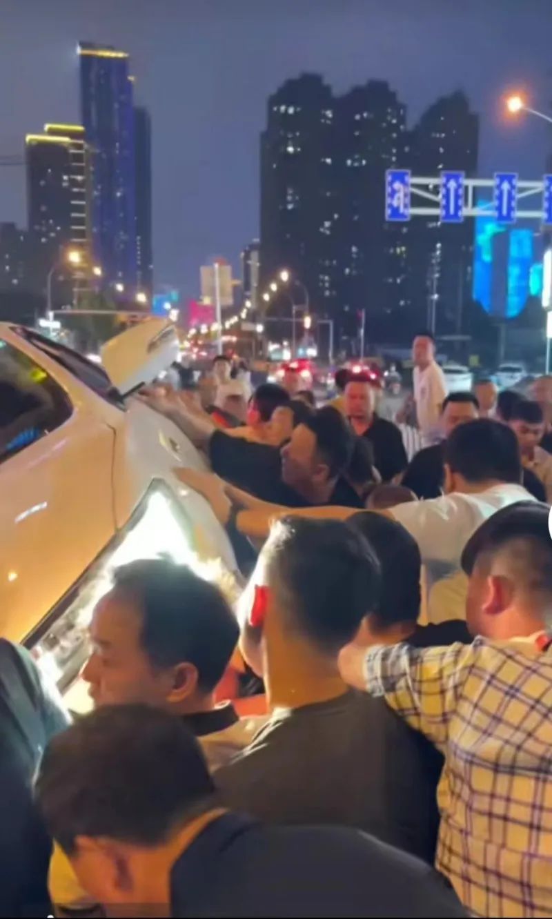 就在长沙街头!二十多名路人救下一条命 就在长沙街头!二十多名路人救下一条命