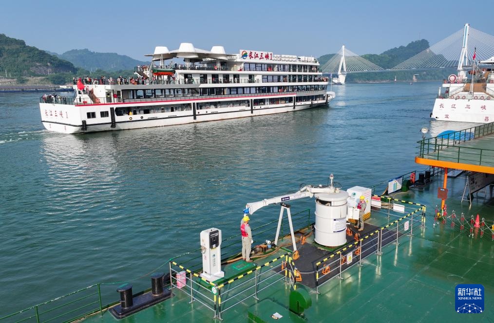 长江岸电 守护一江清水 长江岸电 守护一江清水