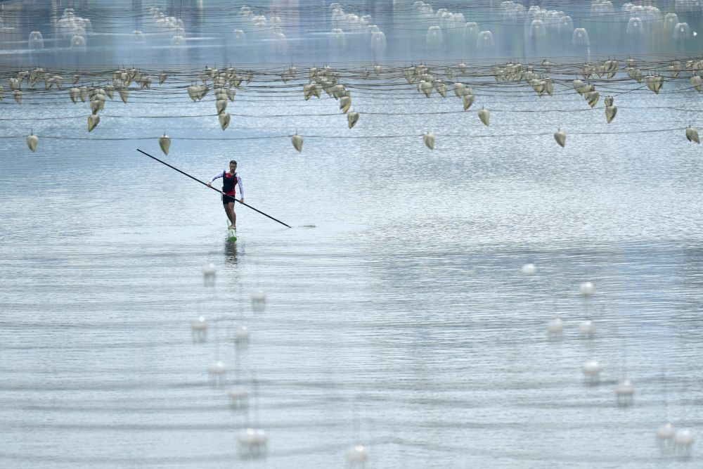 湖北恩施:“独竹漂”起舞山水间 湖北恩施:“独竹漂”起舞山水间