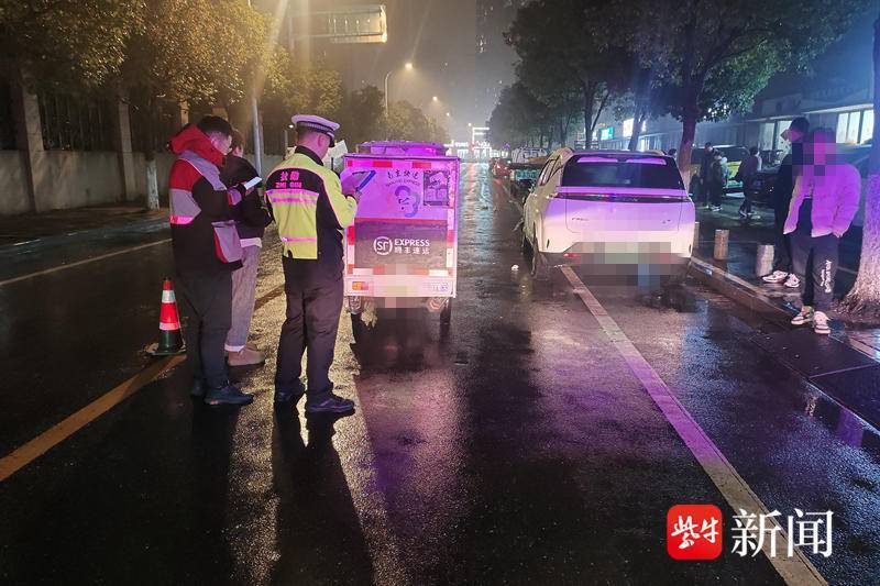 闯红灯的三轮车撞上横穿马路的行人，这个责任到底怎么划分？