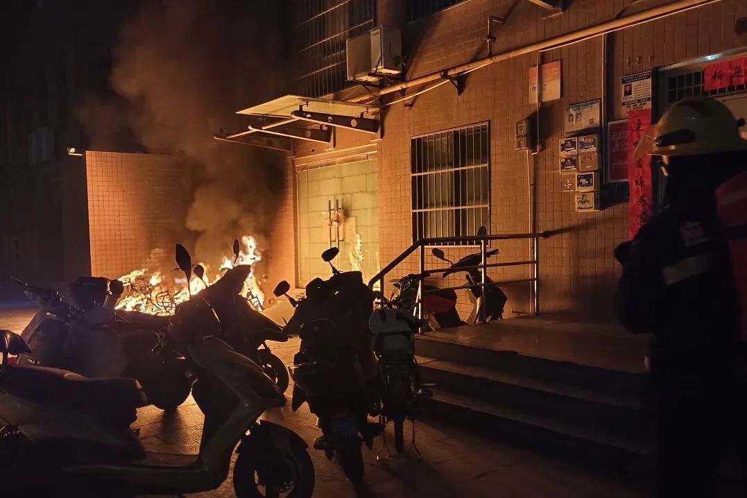 25分钟烧毁12辆!又有电动车凌晨起火爆炸 25分钟烧毁12辆!又有电动车凌晨起火爆炸