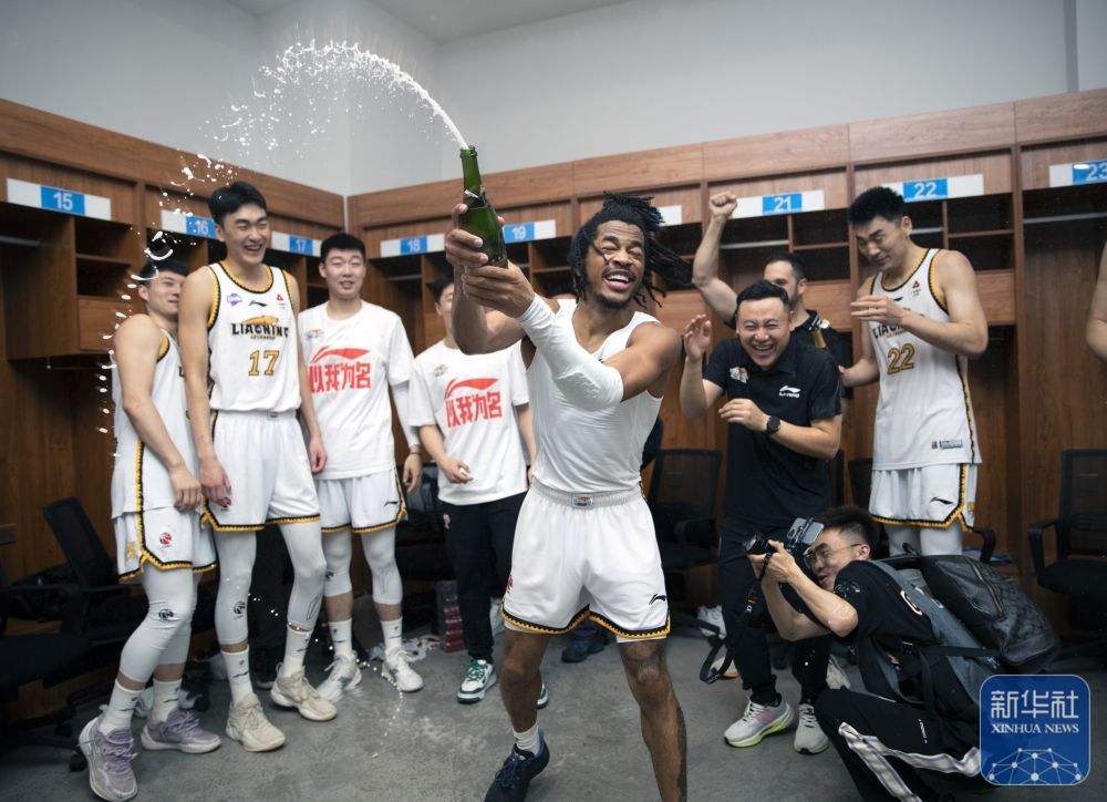 CBA｜直击更衣室：辽宁本钢庆祝夺冠