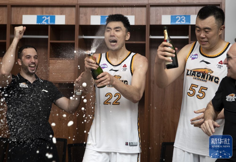 CBA｜直击更衣室：辽宁本钢庆祝夺冠