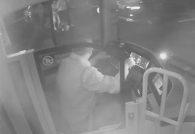 私家车突发险情 公交驾驶员秒变“消防员”