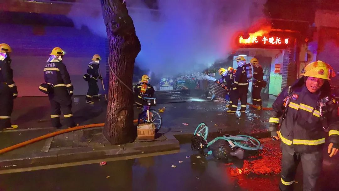 武汉一网红餐馆就餐高峰期起火! 武汉一网红餐馆就餐高峰期起火!