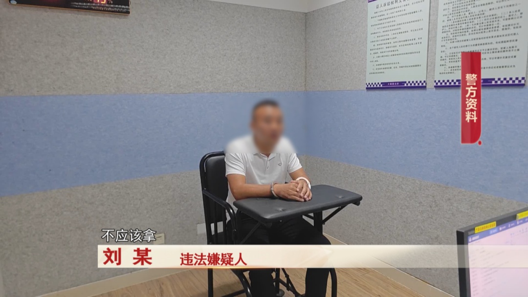 男子手机店内偷手机,谁知竟是模型机…… 男子手机店内偷手机,谁知竟是模型机……