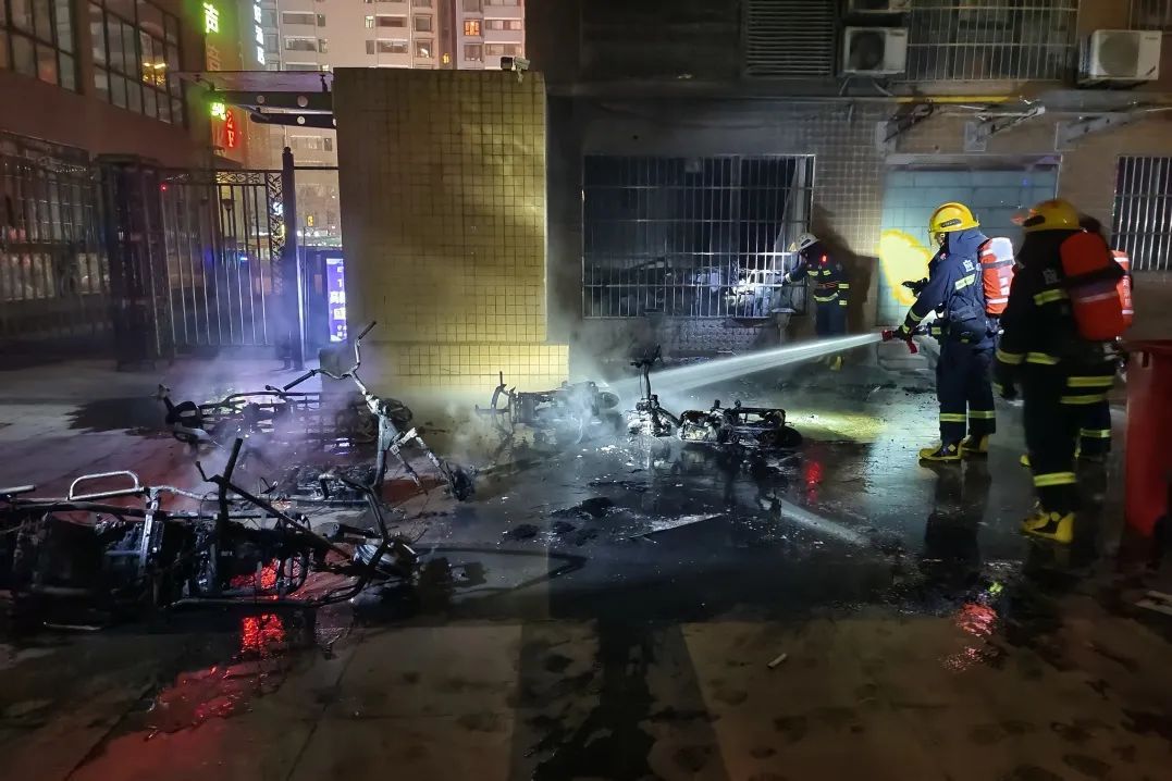 25分钟烧毁12辆!又有电动车凌晨起火爆炸 25分钟烧毁12辆!又有电动车凌晨起火爆炸