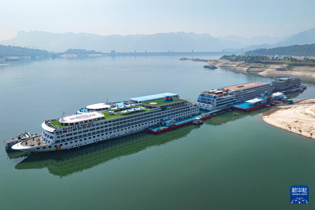 长江岸电 守护一江清水 长江岸电 守护一江清水