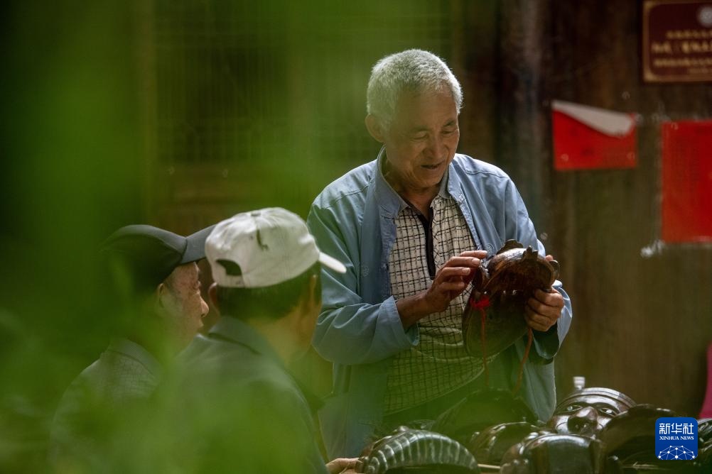 镜观·非遗丨酉阳阳戏艺人:一手耕田一手戏 镜观·非遗丨酉阳阳戏艺人:一手耕田一手戏