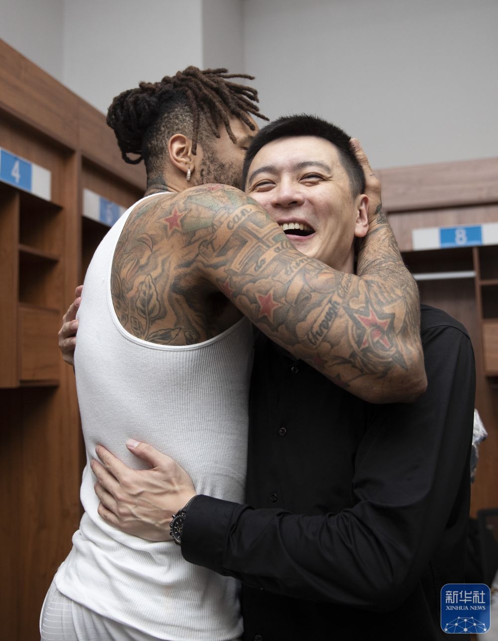 CBA｜直击更衣室：辽宁本钢庆祝夺冠