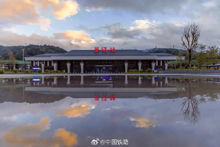 极度对称的火车站，坐落于北回归线