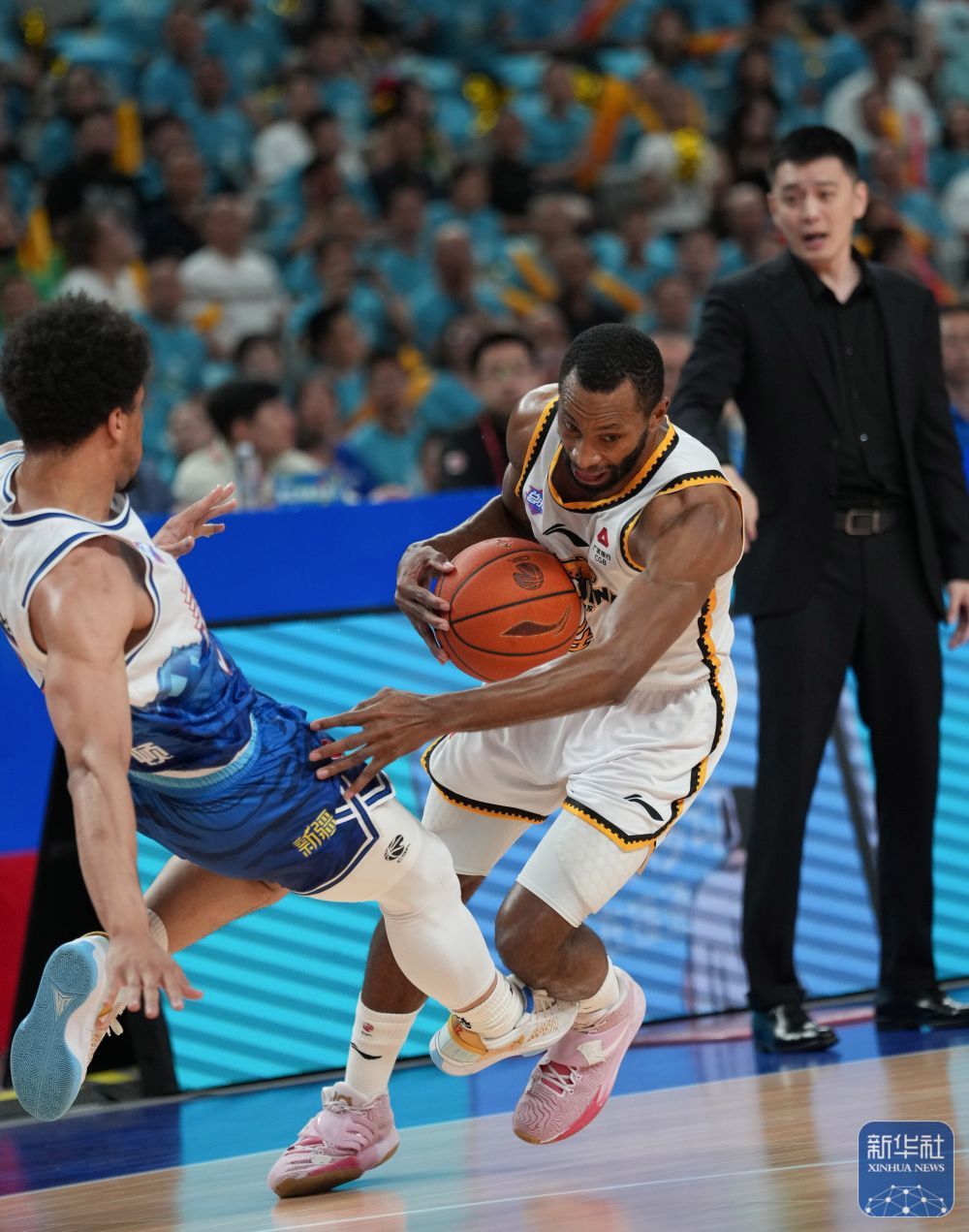 CBA：辽宁本钢队夺得总冠军