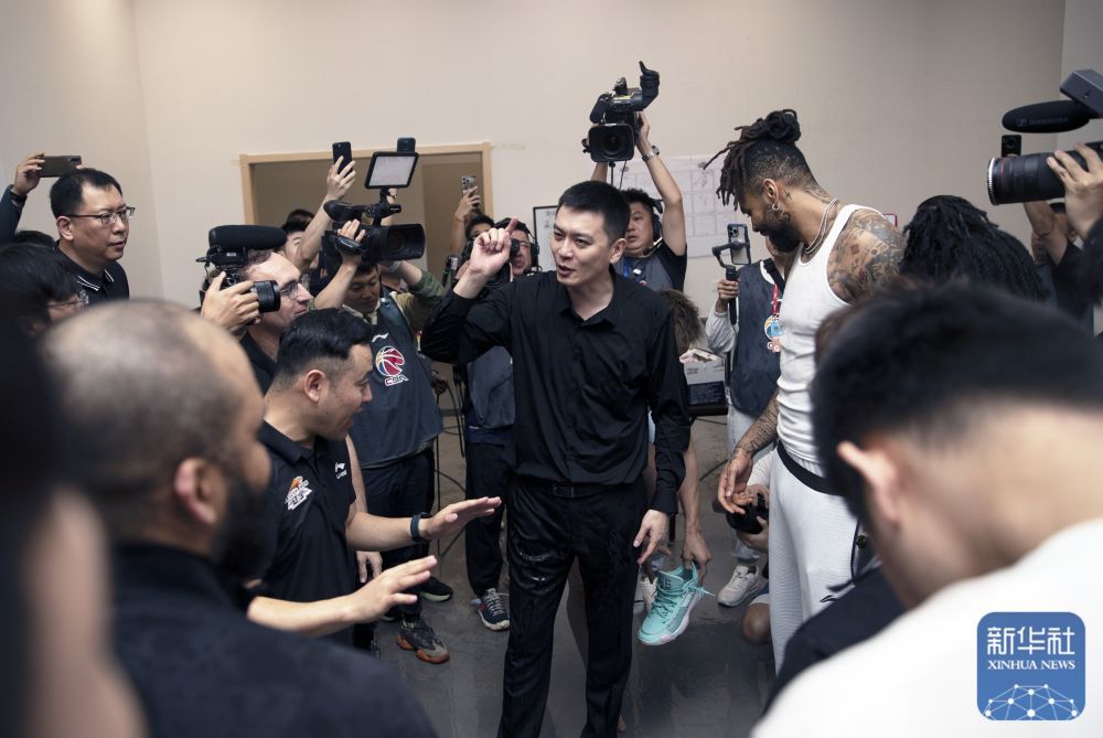 CBA｜直击更衣室：辽宁本钢庆祝夺冠