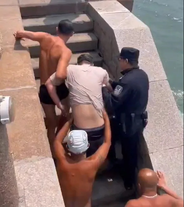 1个！2个！3个！青岛“巧克力大爷”下饺子式跳海，救起落水男子