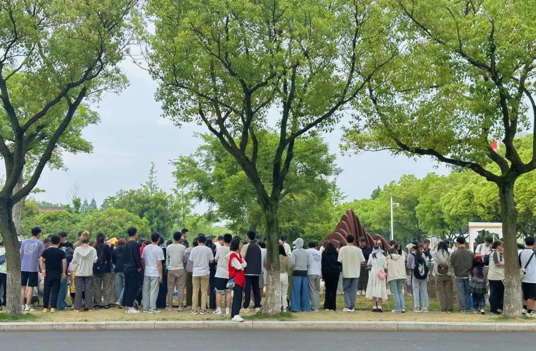 宁波一所高校秒变“动物园”!羊驼、袋鼠、卡皮巴拉都来了! 宁波一所高校秒变“动物园”!羊驼、袋鼠、卡皮巴拉都来了!